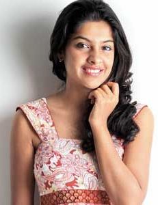 Archana Kavi as a village gal in 'Avan, Aval, Avar'